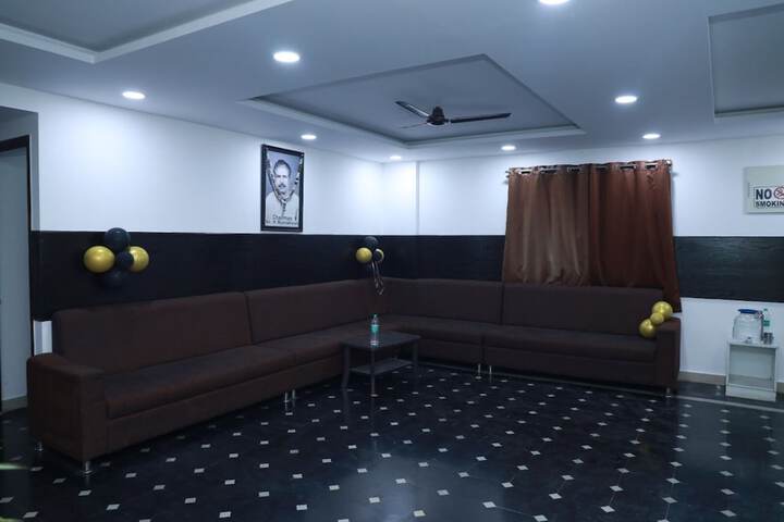 Urban Stay Chairmen Hotel