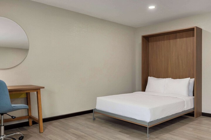 Room 9 of 38
