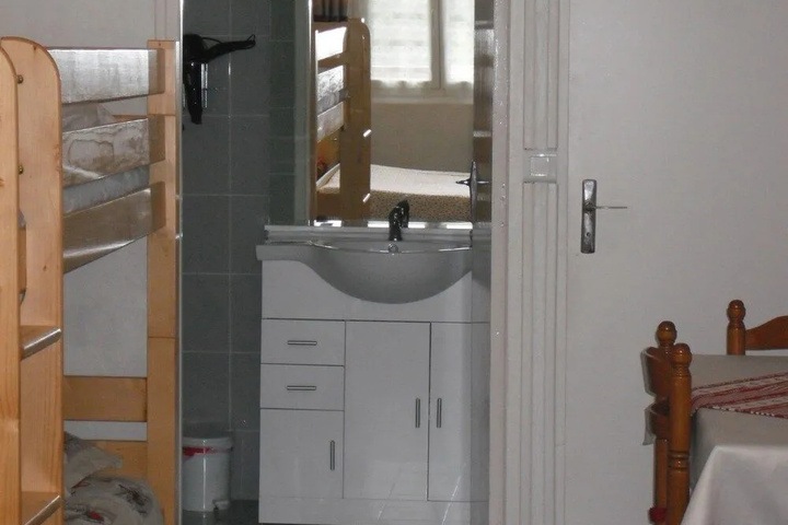 Room 6 of 10