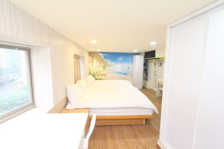 Room 85 of 246