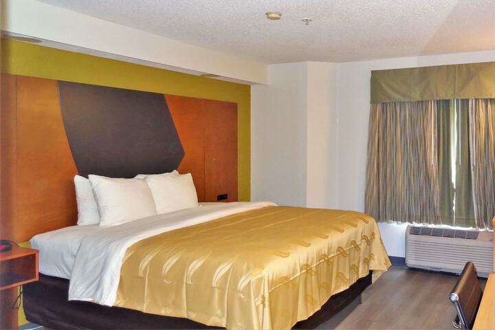 1 Queen Bed (3 of 10)