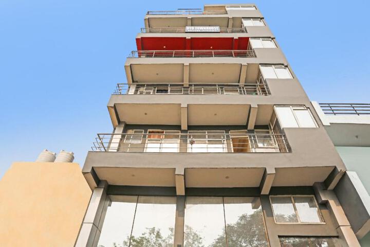 Townhouse Zodiac Near Botanic Garden of Indian Republic