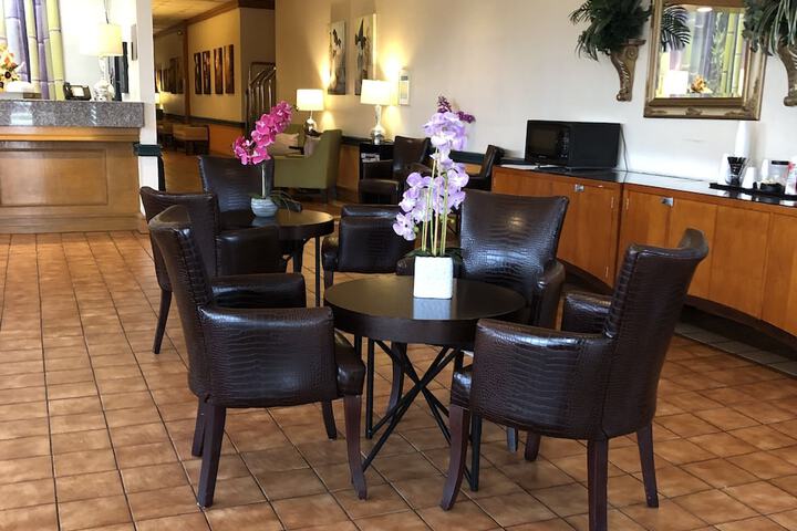 Lobby lounge