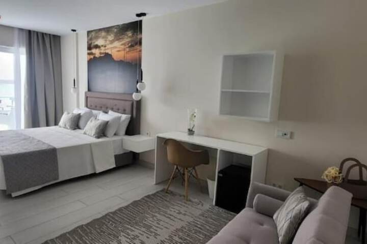 Room 6 of 84