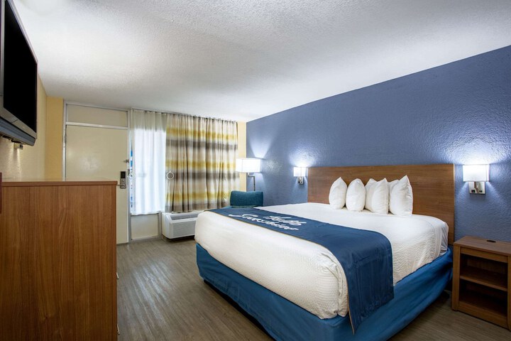 1 King Bed (2 of 21)