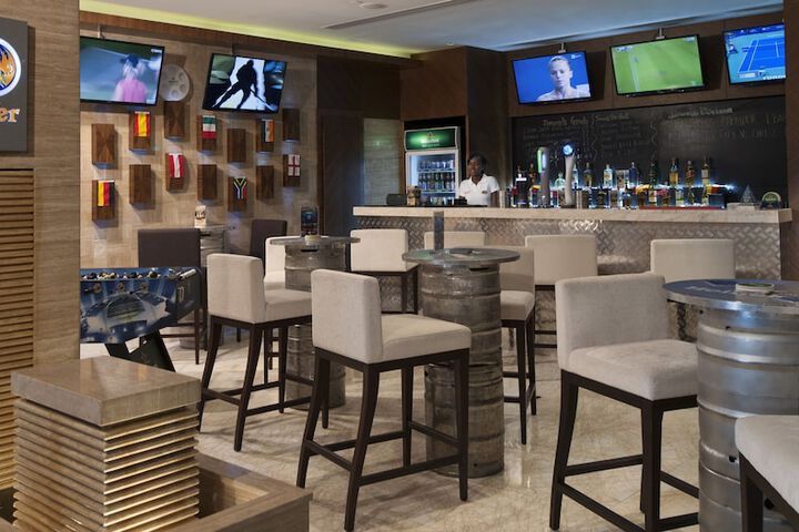 Lounge 53 of 67