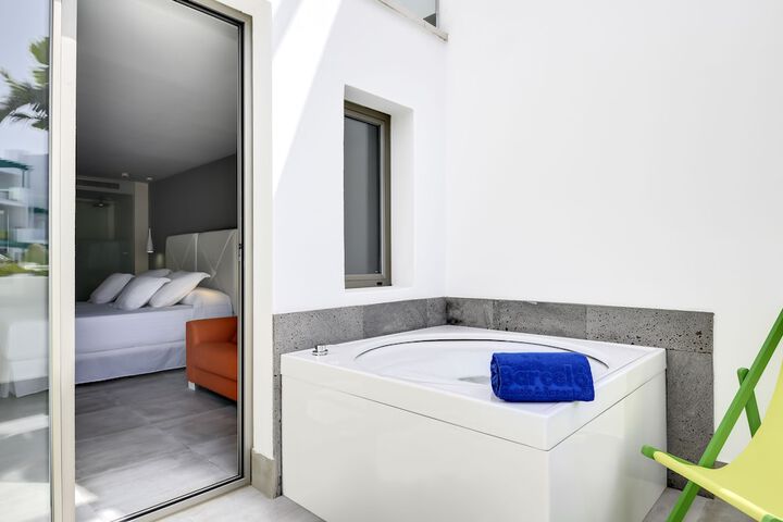 Room 4 of 62