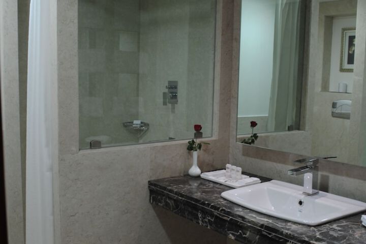 Room 10 of 34