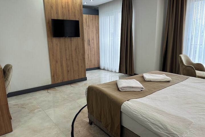 Room 5 of 33