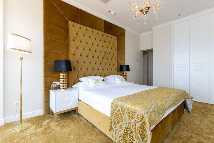 Room 15 of 102