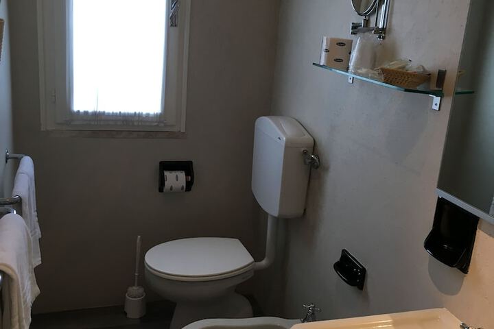 Room 28 of 154
