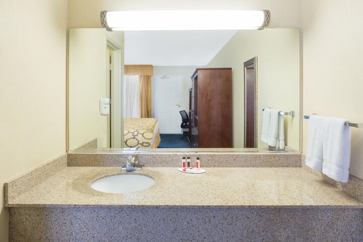 Room 14 of 28