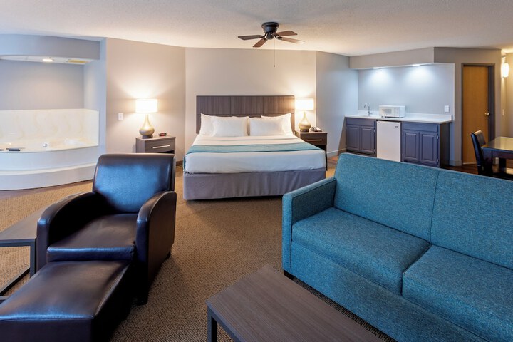 1 Bedroom Suite King Bed Jetted Tub (8 of 9)