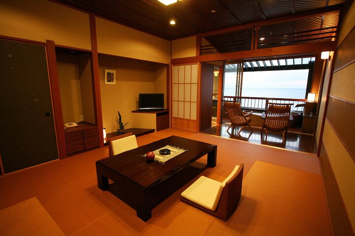 Room 6 of 122