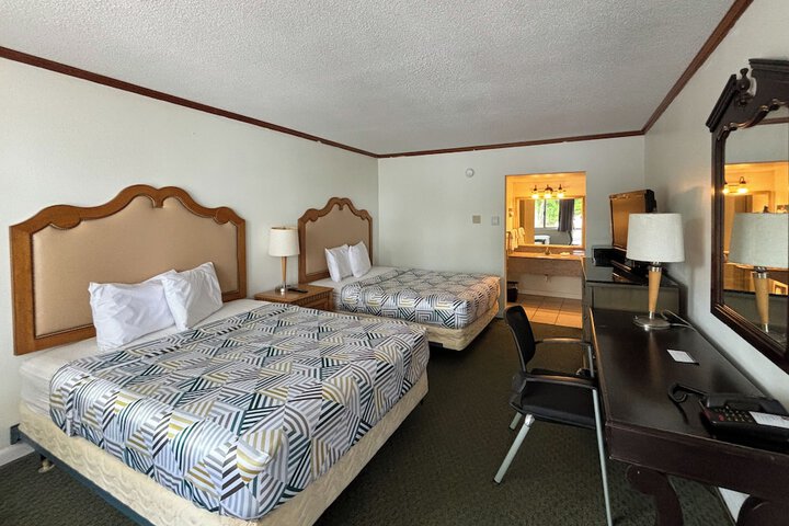 2 Double Beds (13 of 13)
