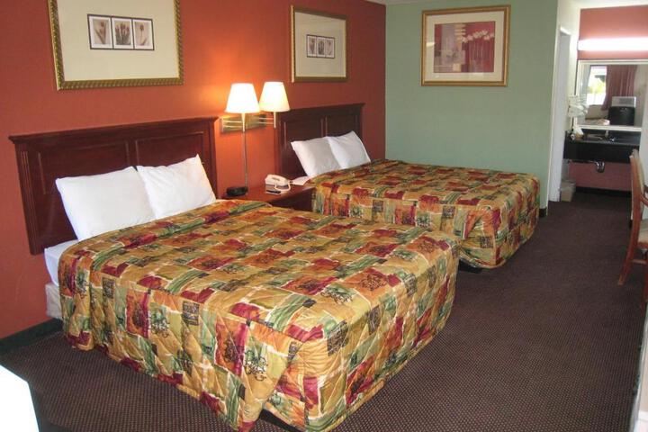 2 Queen Beds (1 of 4)