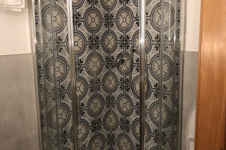 Room 32 of 46