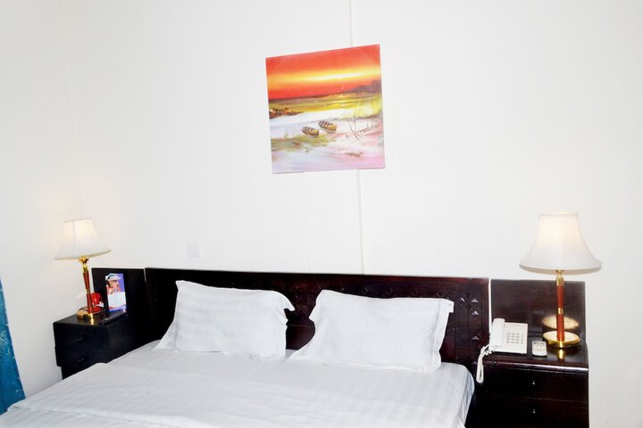 Room 9 of 32
