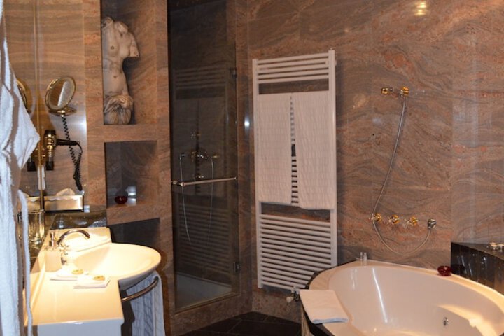 Room 15 of 18