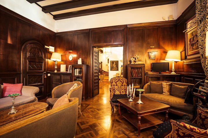 Lounge 114 of 142
