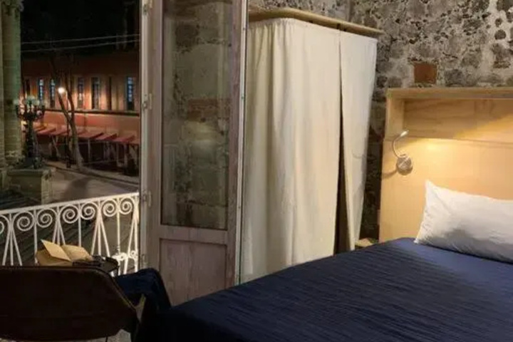 Room 4 of 8