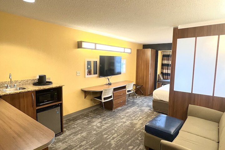 1 Queen Bed (9 of 23)