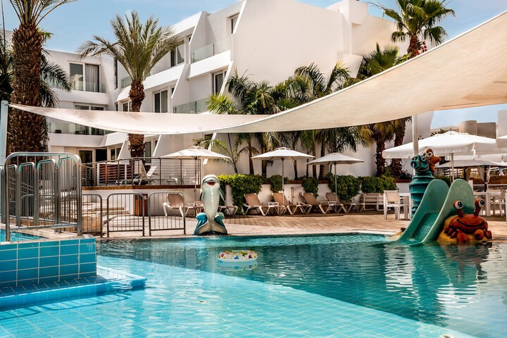 Hotel with Pool