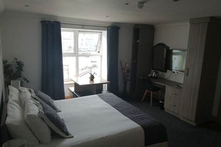Room 5 of 9