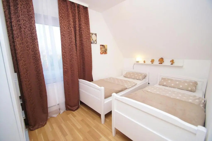 Room 4 of 9