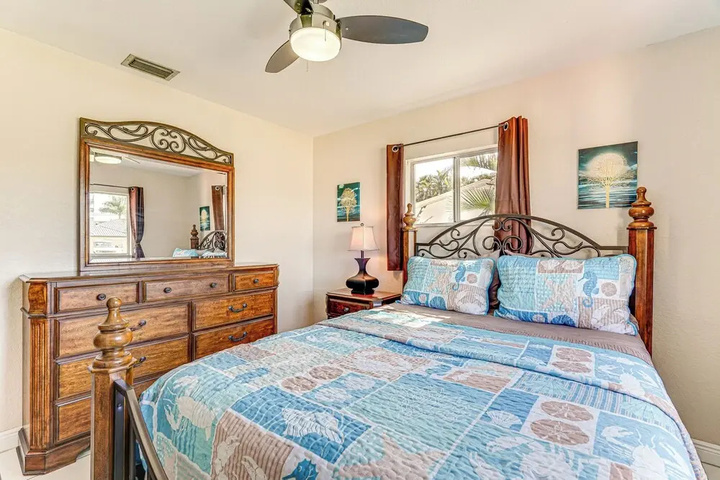 Pet-friendly Cape Coral Paradise w / Yard!