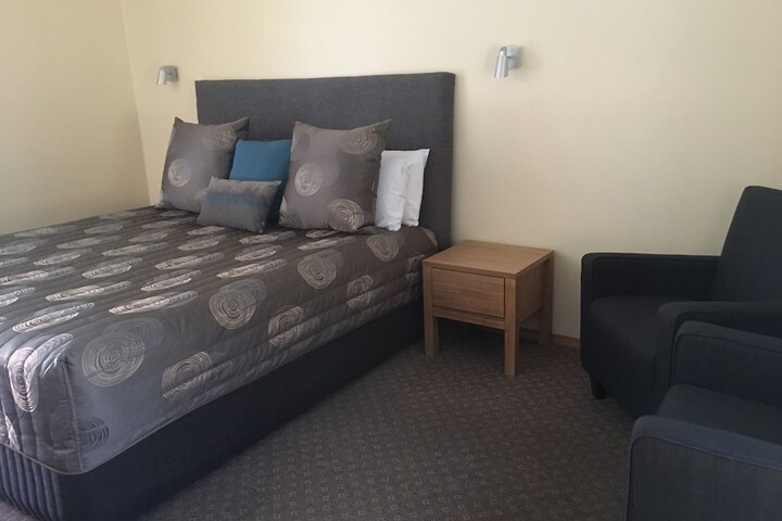 Room 4 of 83