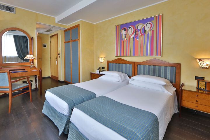Room 33 of 111