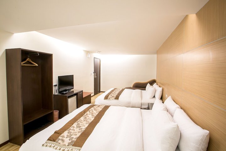 Room 5 of 25