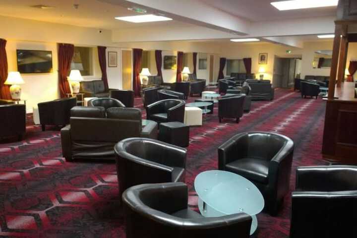 Lounge 25 of 32