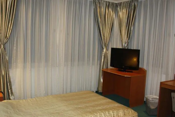 Room 4 of 9