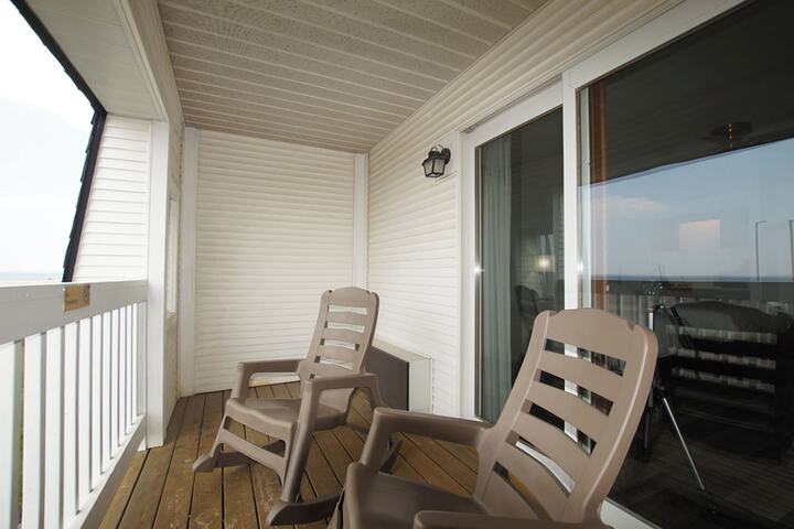 Economy Queen Bed Lake View Patio (14 of 82)