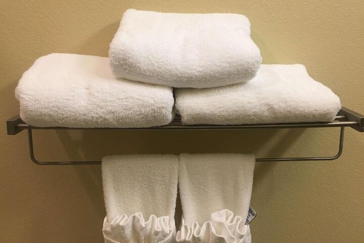 Accessible Suite 2 Queen Mobility Accessible Bathtb Sofa Bed Kitch Full Breakfast (10 of 15)