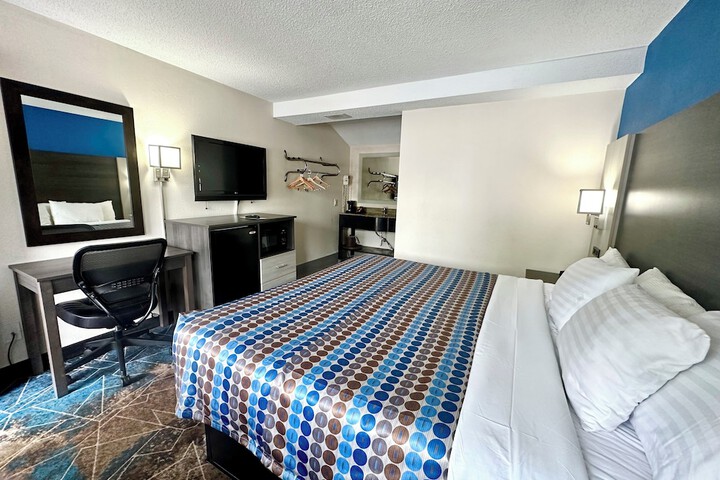 1 King Bed (4 of 6)