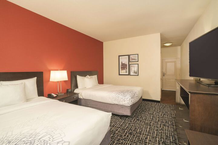 2 Queen Beds (1 of 8)
