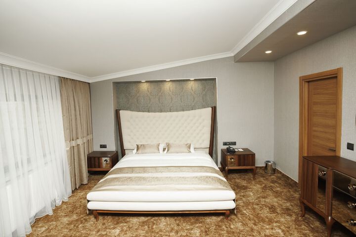 Room 4 of 37