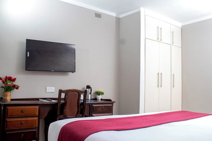 Room 4 of 9