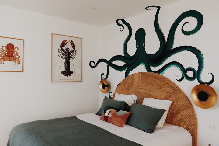 Room 23 of 165