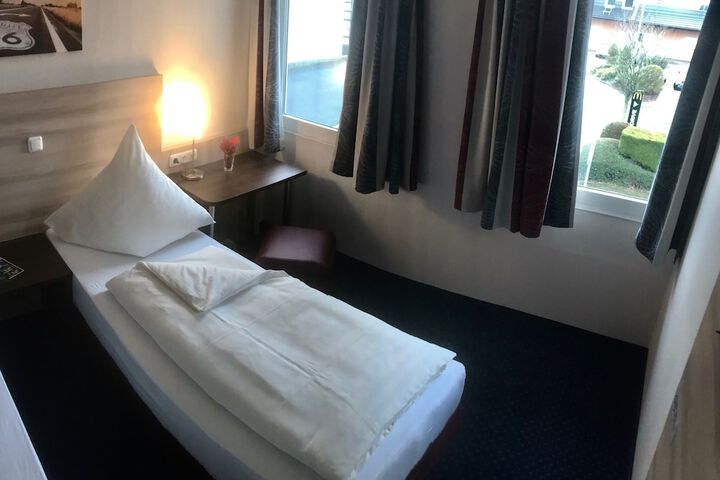 Room 25 of 40
