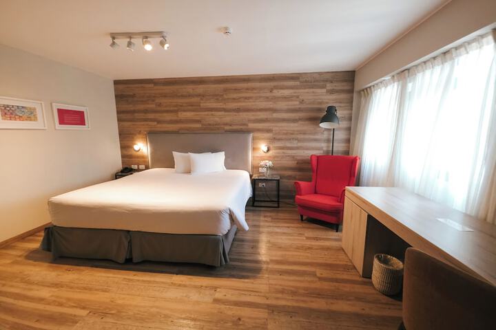 Room 43 of 104