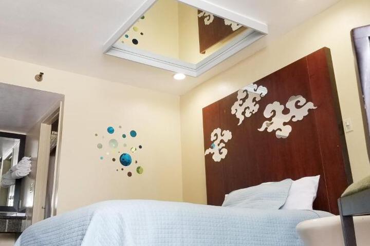 1 King Bed (5 of 6)