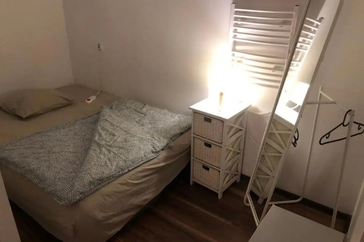 Room 6 of 8