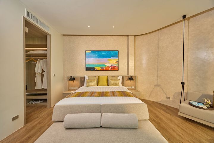 Room 13 of 80