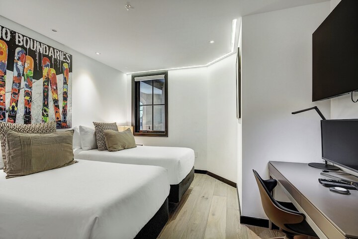 Room 53 of 569