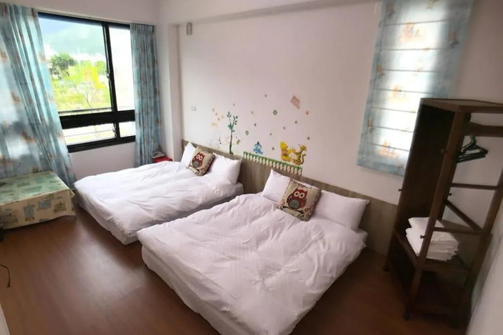 Room 4 of 12