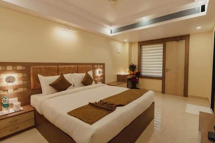 Room 6 of 14